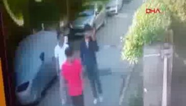 Güvenlik kamerasına yakalanan hırsızlar ev sahibine şikayetçi olma diye yalvardı