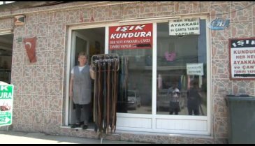 Bursalı kunduracı Nebibe abla erkeklere taş çıkartıyor