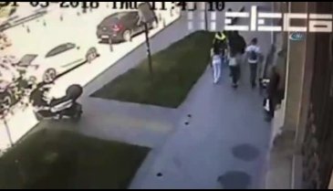 Beyoğlu'nda yürüyen kadına saldırı kamerada