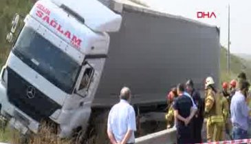 TIR sürücüsü dehşeti! Yardıma gelenlere bıçak çekti