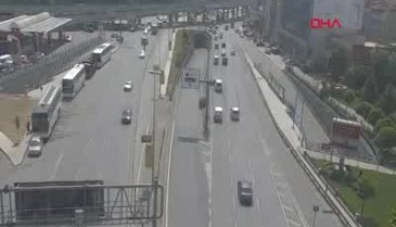 Kaldırımda beklerken üzerine asansör düştü