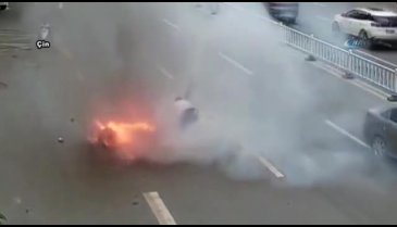 Motosiklet bir anda alev aldı!