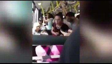 Metrobüs böyle kavga görmedi! "Senin üzerine kusarım"