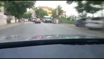 Otomobiline çarpan aracı böyle durdurmak istedi