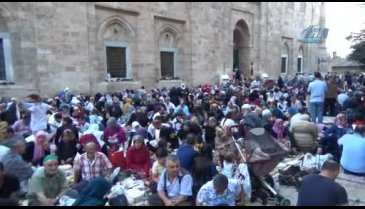 Bursa'da on binler Ulu Cami ve Emirsultan'a akın etti
