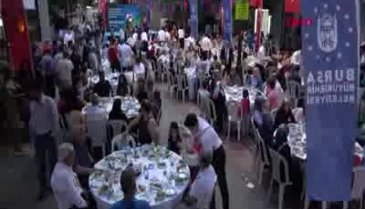 Bursa'da Cumhuriyet Caddesi'nde iftar coşkusu
