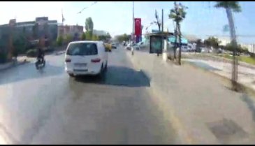 Motosikletlilerin ölümden döndüğü kazalar kamerada