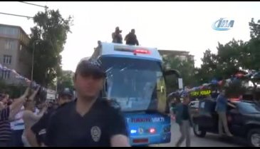 Cumhurbaşkanı Erdoğan Bursa'da halkı selamladı, satranç takımı dağıttı