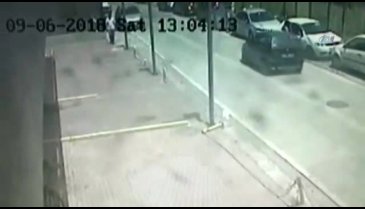 Genç kadının yaralandığı kapkaç anları kamerada
