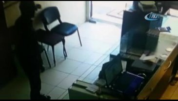 Hırsız ters tuttuğu silahla kuyumcuyu soydu!