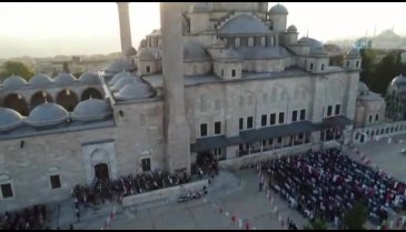 Fatih Camii'deki yoğunluk havadan görüntülendi
