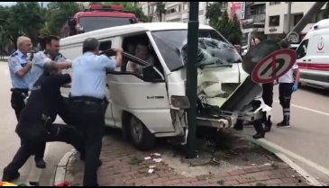 Bursa'da otomobil direğe çarptı: 2 yaralı