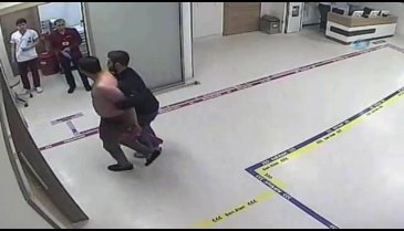 Hastanede doktora tekme kamerada