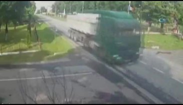 Motosiklet son sürat tıra çarptı