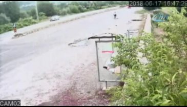 Otomobil bisikletli kadına böyle çarptı