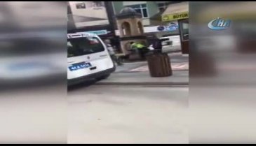Polis susayan köpeğe eliyle su içirdi
