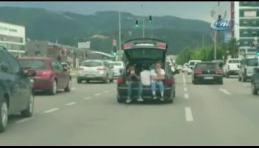 Bursa'da otomobilin bagajında kilometrelerce yol gittiler