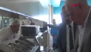 Bursa Büyükşehir Belediye Başkanı Alinur Aktaş işçilerle birlikte yemek yedi