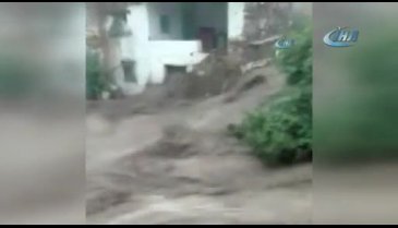 Sel felaketi kamerada