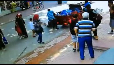 Bursa'da yolun karşısına geçmek isterken motosikletin altında kaldı