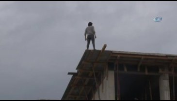 Çekirdek çitleyerek film izler gibi izlediler