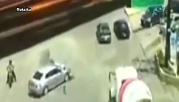 Raylara giren araca böyle çarptı