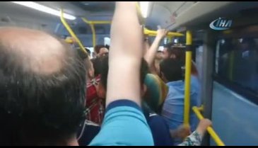 Kadın ile şoför tartışmasında yolcular kahkahalara boğuldu!