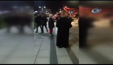 Sokak sokak gezip oğluna 'takipçi' topluyor