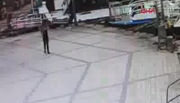 Kediyi önce sevdi sonra denize attı