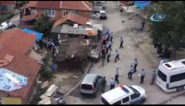 Düğünde onlarca kişi taş ve sopalarla birbirine girdi