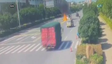 Otomobille çarpışan motosiklet alev aldı!