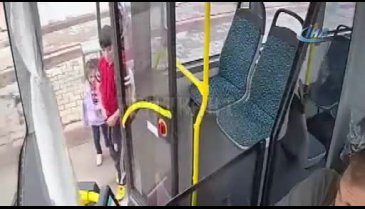 Minik çocuğun gözyaşlarına dayanamadı