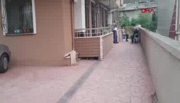 Boşanmak isteyen eşini oğlunun gözü önünde vurdu