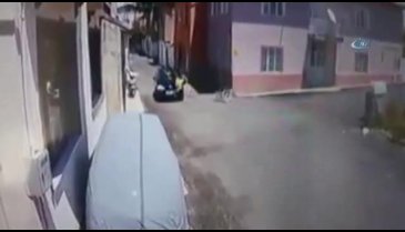 Bisikletle otomobilin çarpıştığı anlar kamerada
