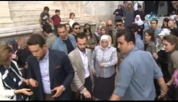 Başbakan Yıldırım'ın eşi Bursa'da kapalı çarşıyı gezdi