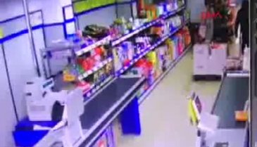 Marketteki silahlı ve maskeli soygun kamerada