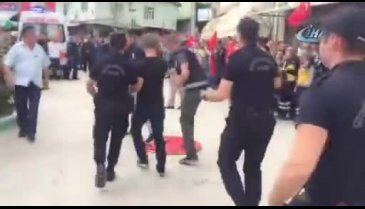Bursa'da şehit cenazesinde çelenk parçaladılar