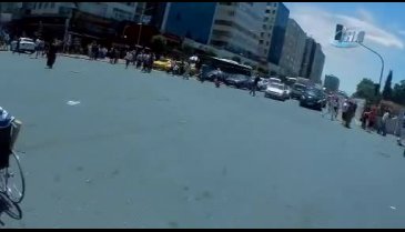 Trafiğin ortasında kalan engelli vatandaşı böyle kurtardı