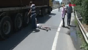 Akılalmaz kaza! Pantolonunun bacağı araçta takılı kaldı