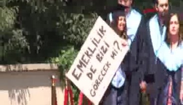 Üniversitesi mezuniyetinde rektöre protesto