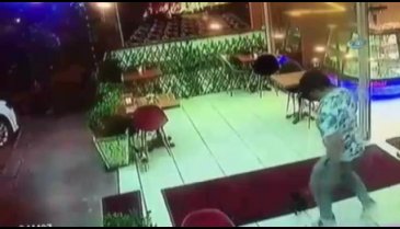 Kediye tekme atan şahıs güvenlik kamerasında