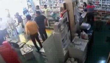 Eczanede Suriyeli dehşeti! Parke taşlarıyla saldırdılar