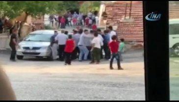 Araçtan indirip tekme tokat dövdüler