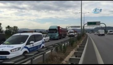 Bursa'da otobanda yan yatan kamyonda can pazarı