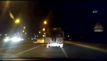 Kamyonet kasasındaki tehlikeli yolculuk kamerada