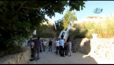 Bursa'da 3 araç birbirini kurtarmak isterken uçuruma yuvarlandı