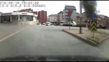Taksi ve minibüsün çarpışma anı kamerada