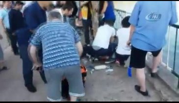 Bursa'da yol kenarında bekleyen baba ve oğluna otomobil çarptı: 1 ölü, 1 yaralı
