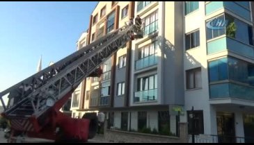 Bursa'da Fransız tipi balkonda mahsur kalan 2 güvercin itfaiye ekiplerince kurtarıldı