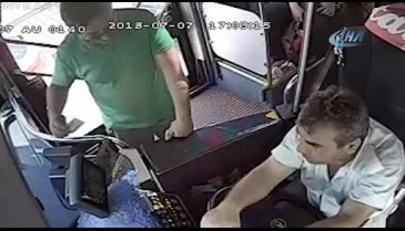 Seyir halindeki halk otobüsünün şoförüne saldırı